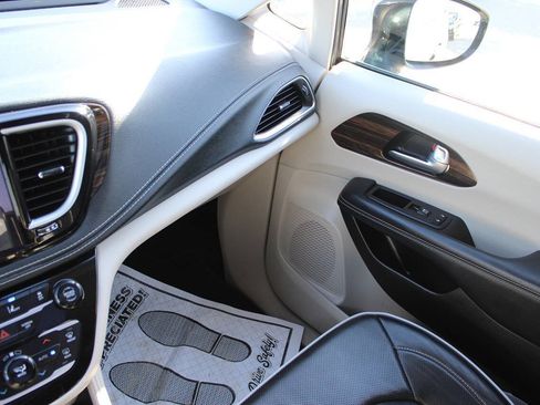 Used 2023 Chrysler Pacifica Limited FWD image 20