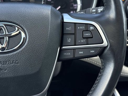 Used 2023 Toyota Highlander XLE image 14