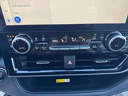 Used 2023 Toyota Highlander Limited image 32