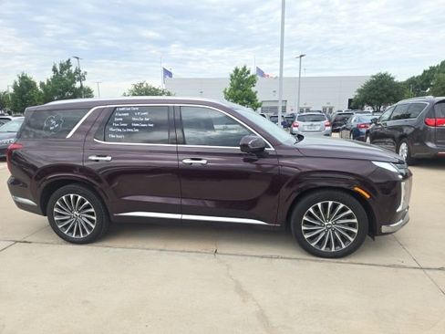 Used 2024 Hyundai Palisade Calligraphy FWD image 2