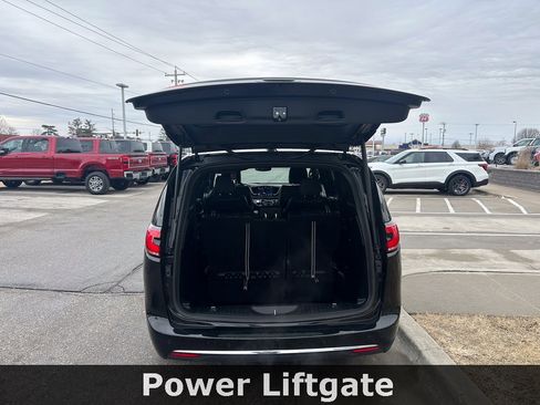 Used 2025 Chrysler Pacifica Select image 15