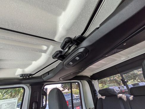 New 2025 Jeep Gladiator Sport image 22