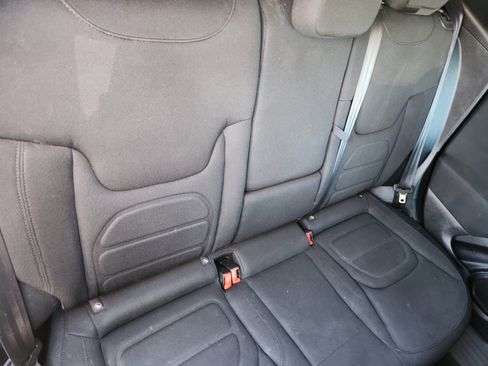 Used 2020 Jeep Renegade Latitude w/ Popular Equipment Group image 18