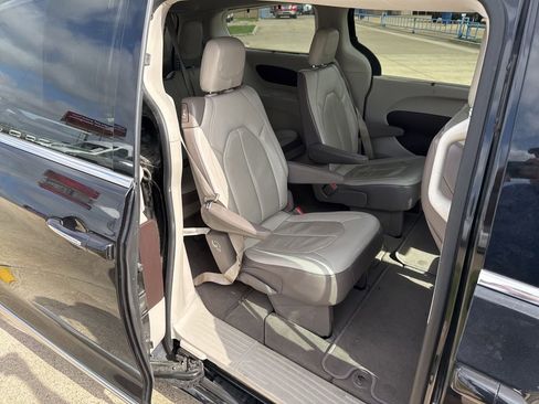 Used 2018 Chrysler Pacifica Touring-L w/ Advanced Safetytec Group image 13