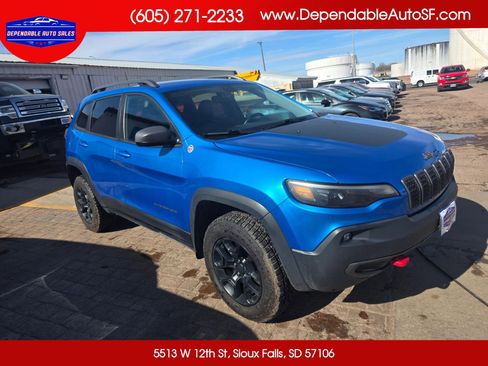 Used 2019 Jeep Cherokee Trailhawk AWD/4WD image 1
