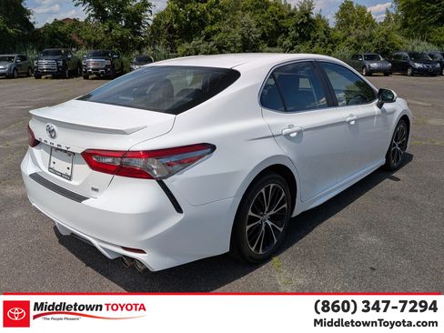 Used 2018 Toyota Camry SE w/ Moonroof Package FWD image 3