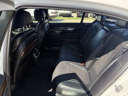 Used 2022 BMW 740i xDrive w/ M Sport Package image 9