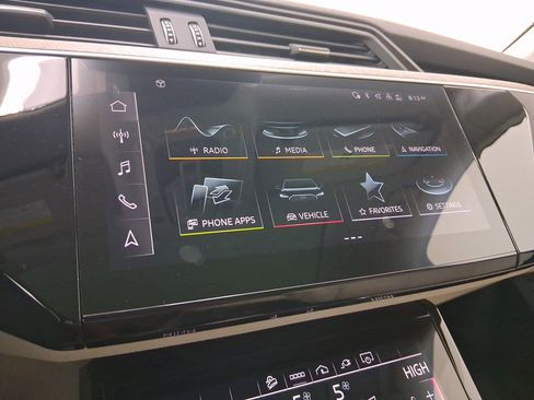 Used 2022 Audi e-tron Premium Plus w/ Premium Plus Package image 22