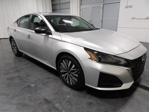 Used 2024 Nissan Altima 2.5 SV FWD image 2