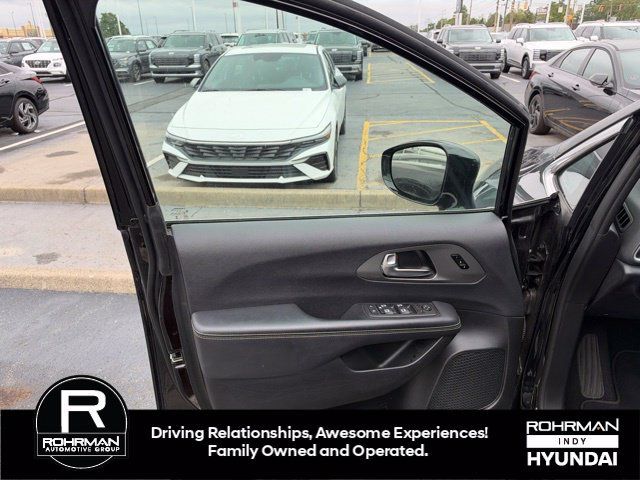 Used 2025 Chrysler Pacifica Select FWD image 12