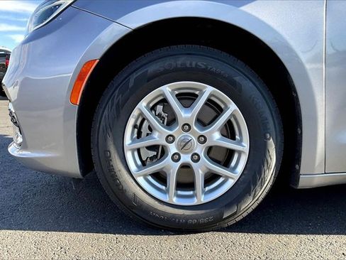 Used 2021 Chrysler Pacifica Touring-L image 8