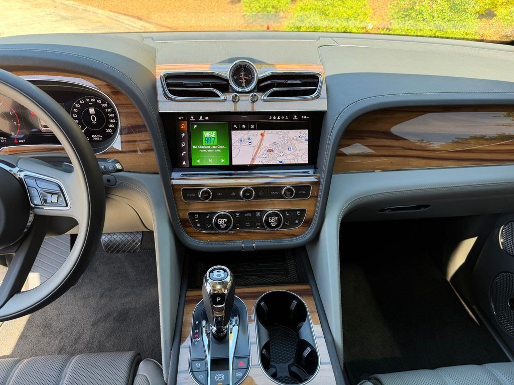 Certified 2025 Bentley Bentayga AWD/4WD image 5