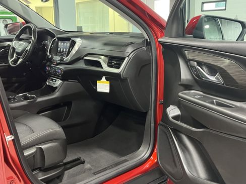 Used 2024 GMC Terrain SLE w/ Driver Convenience Package image 8