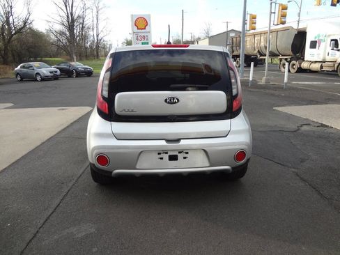 Used 2017 Kia Soul + image 4