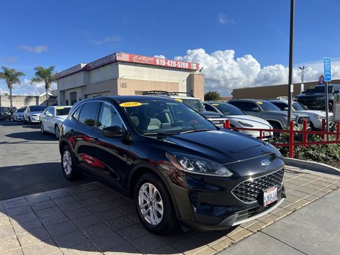 Used 2020 Ford Escape SE image 2