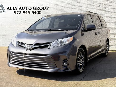 Used 2019 Toyota Sienna XLE w/ XLE Navigation Package image 1