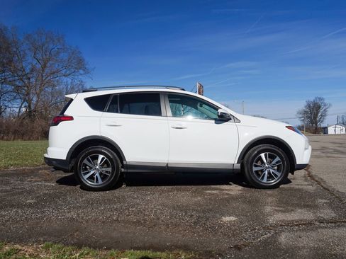 Used 2018 Toyota RAV4 XLE image 2