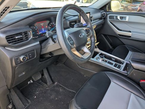 Used 2022 Ford Explorer XLT w/ Equipment Group 202A image 10