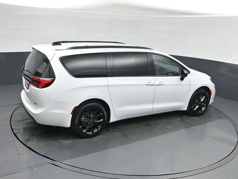 New 2026 Chrysler Pacifica Select image 30