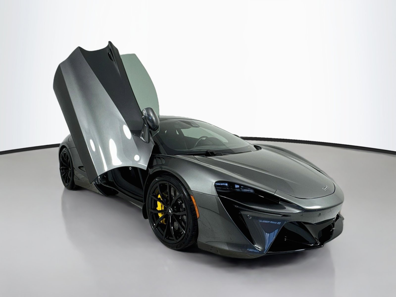 Used 2023 McLaren Artura RWD image 25