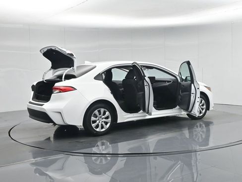 Used 2025 Toyota Corolla LE image 5