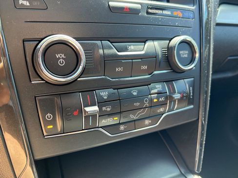 Used 2019 Ford Explorer XLT w/ Equipment Group 202A AWD/4WD image 31