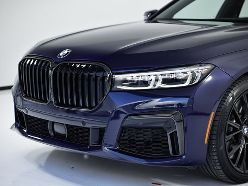 Used 2022 BMW 740i w/ M Sport Package image 2