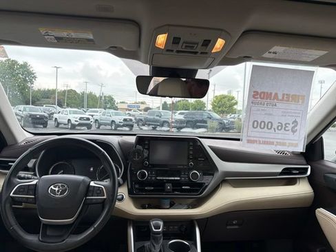 Used 2022 Toyota Highlander XLE AWD/4WD image 12