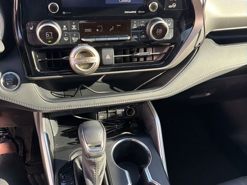 Used 2021 Toyota Highlander XLE image 7