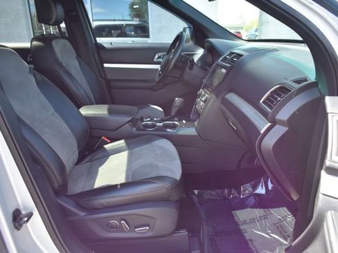 Used 2017 Ford Explorer XLT w/ Equipment Group 202A AWD/4WD image 47