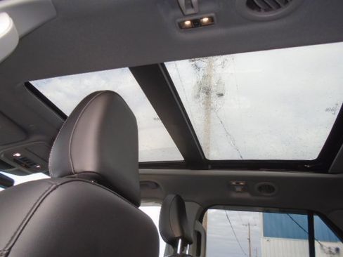 Used 2022 Ford Explorer XLT w/ Equipment Group 202A image 4