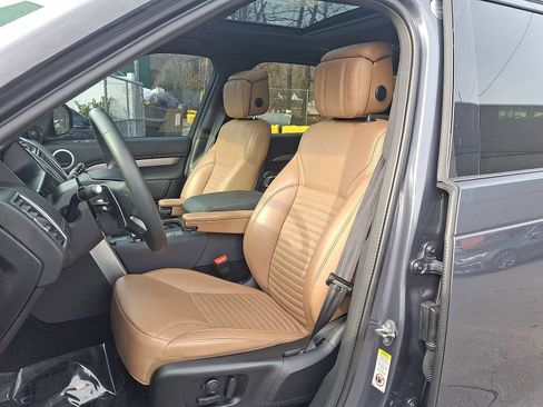 Used 2024 Land Rover Discovery Dynamic SE image 11