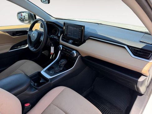 Used 2019 Toyota RAV4 LE FWD image 11