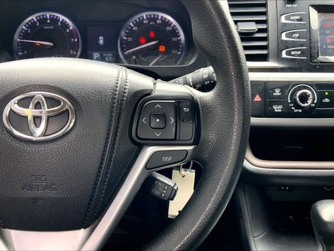 Used 2015 Toyota Highlander LE image 24