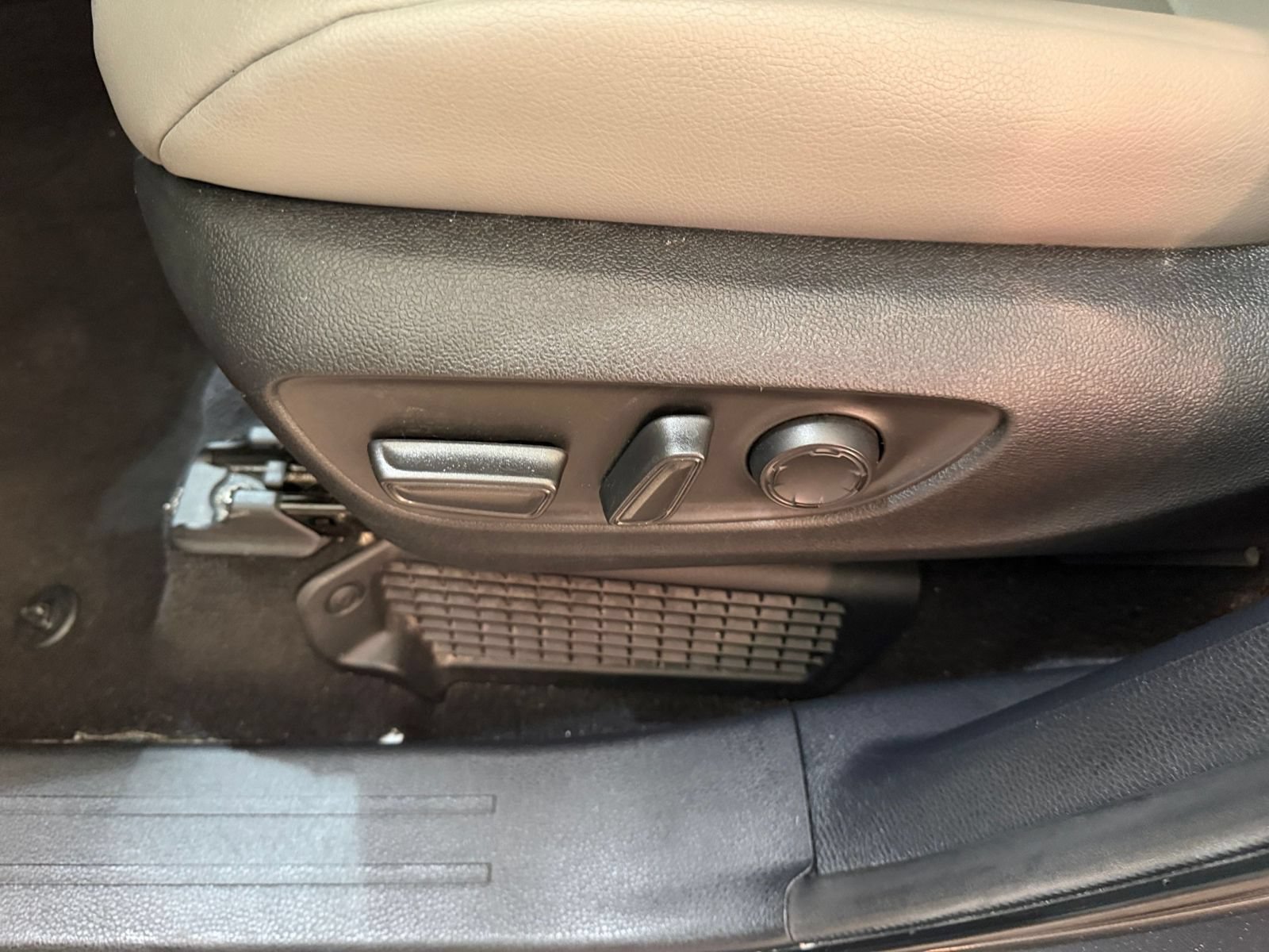 Used 2025 Toyota Sienna XLE FWD image 21