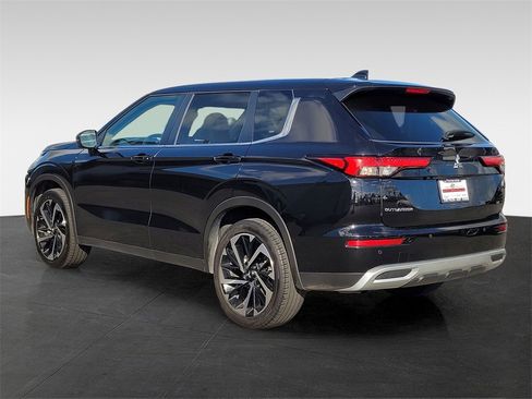 Used 2024 Mitsubishi Outlander SE Black Edition image 6