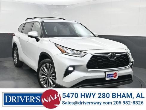 Used 2024 Toyota Highlander Platinum AWD/4WD image 1