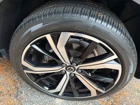 Used 2023 Volvo XC60 B6 Ultimate w/ Protection Package Premier image 13