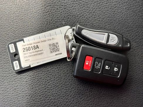 Used 2017 Toyota Highlander SE w/ Carpet Mat Package image 36