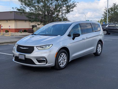 Used 2024 Chrysler Pacifica Touring-L FWD image 7