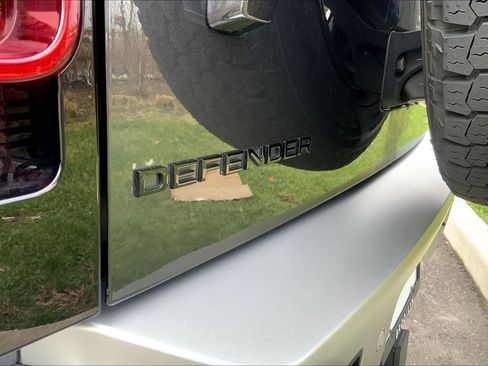 Used 2025 Land Rover Defender 110 S image 9