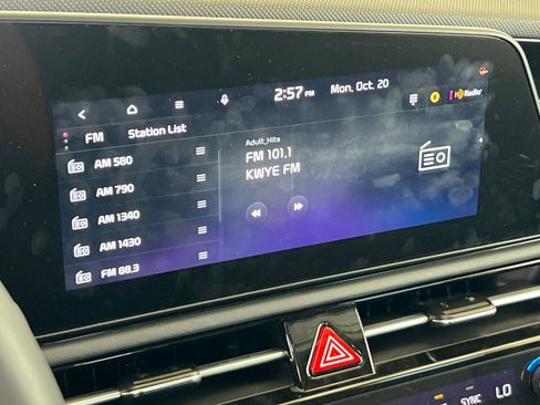 Used 2025 Kia Niro SX Touring image 22