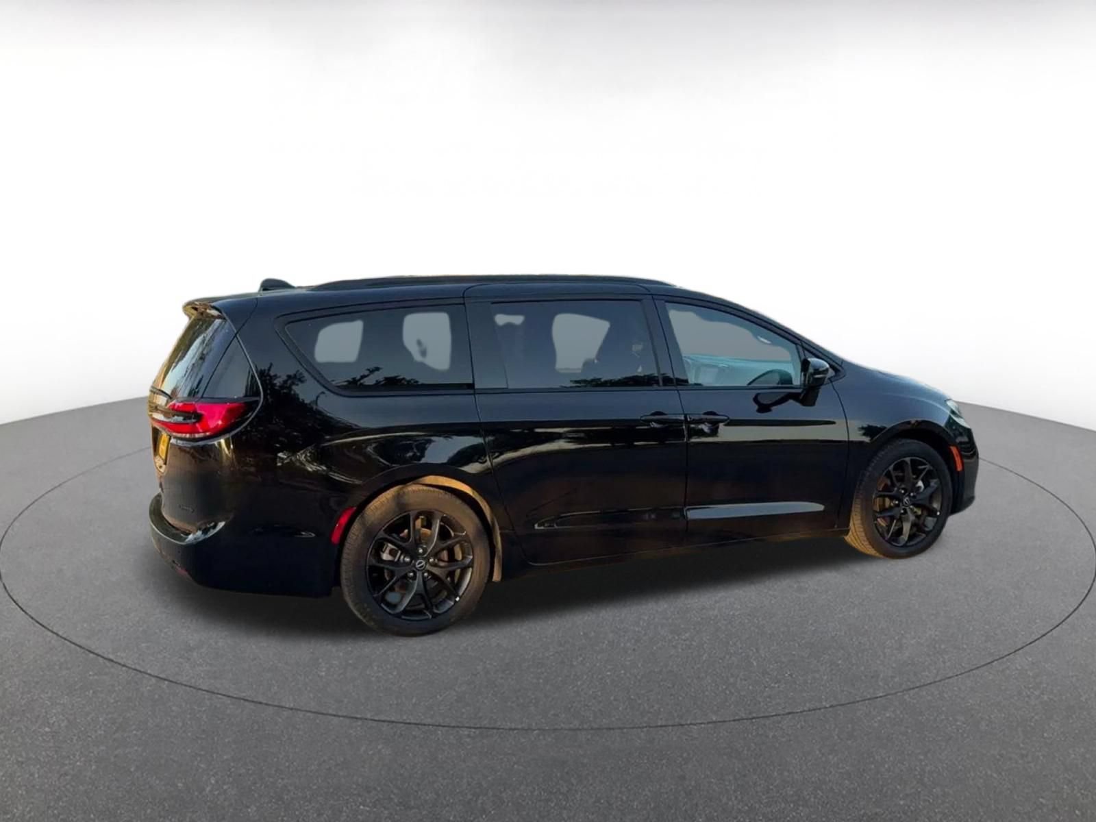 Used 2025 Chrysler Pacifica Limited FWD image 14
