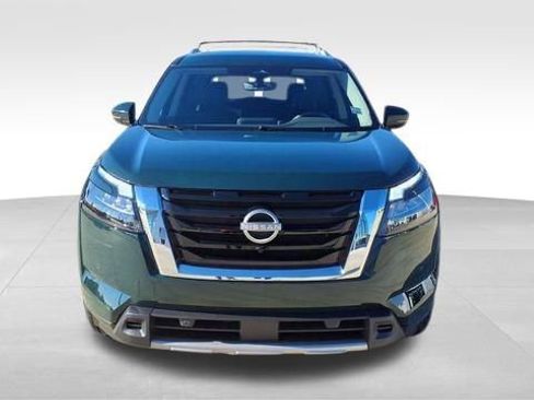 Used 2025 Nissan Pathfinder SL image 2