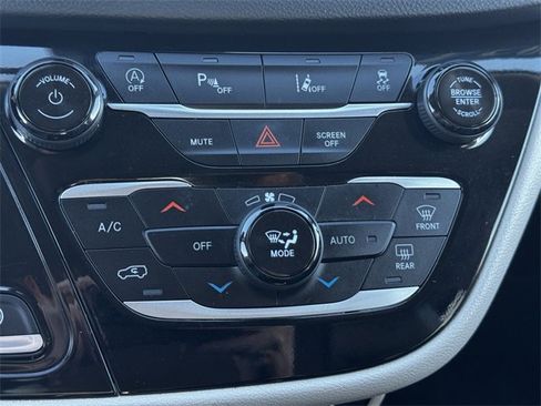 Certified 2024 Chrysler Pacifica Touring-L image 32