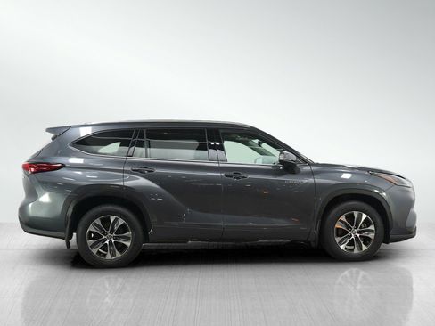 Used 2021 Toyota Highlander XLE AWD/4WD image 6