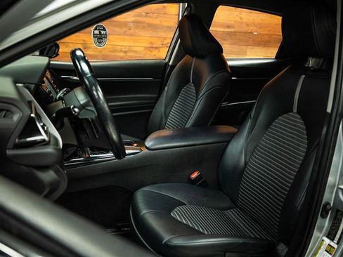 Used 2020 Toyota Camry SE w/ Carpet Mat Package FWD image 9