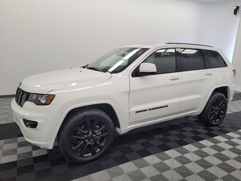 Used 2022 Jeep Grand Cherokee Laredo X AWD/4WD image 2
