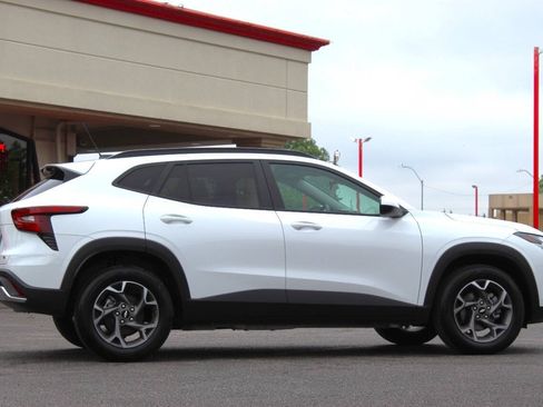 Used 2025 Chevrolet Trax LT FWD image 3