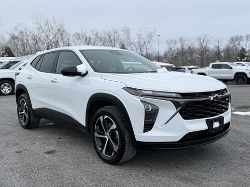 Used 2024 Chevrolet Trax RS w/ Driver Confidence Package image 3